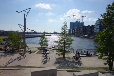 Photo of public spaces and active transportation in HafenCity (Copyright HafenCity.com)